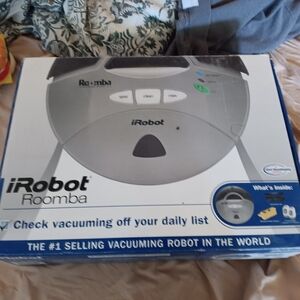 Roomba Vacuuming Robot - Gray